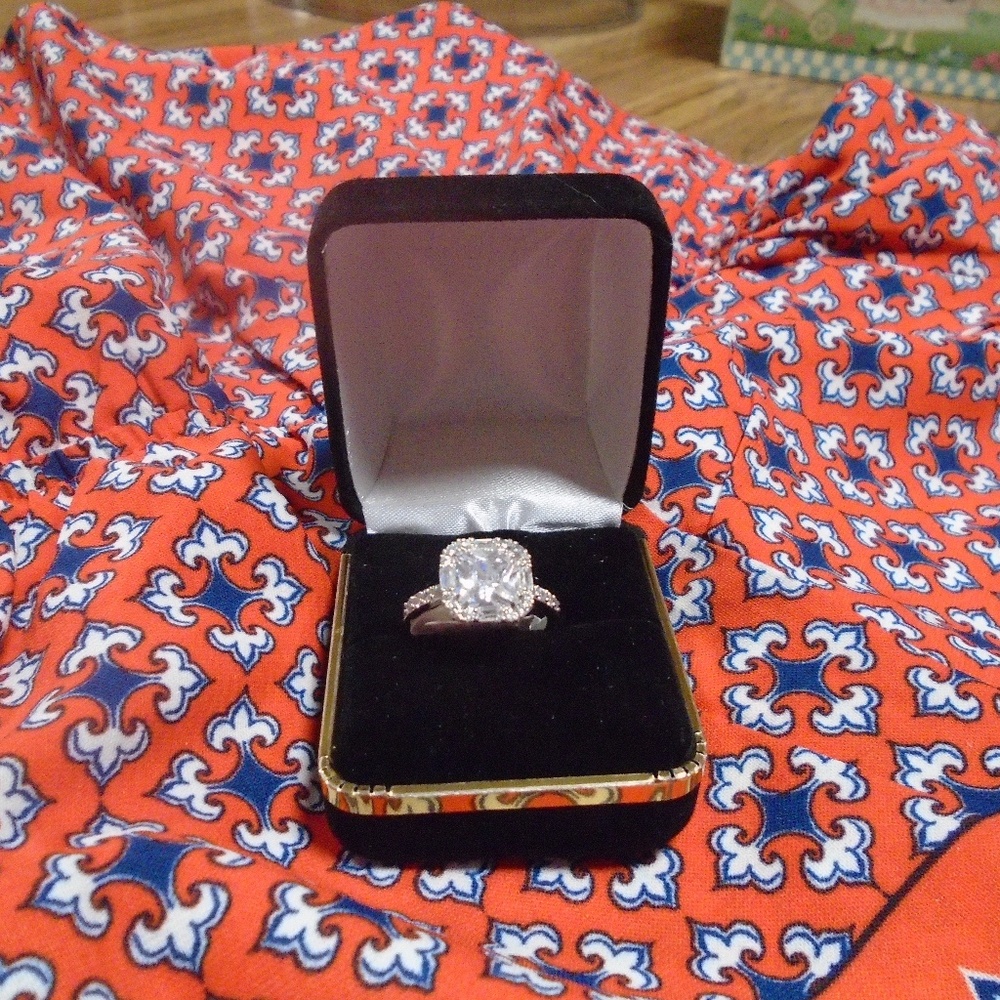 Beautiful Stunning Ring NWT